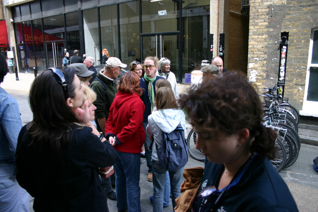 2006-05-28-London-27-bike-tour-by-Spitalfields .JPG